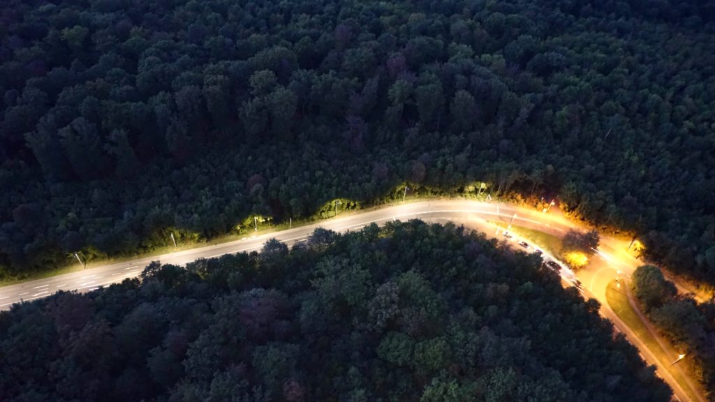 Drohnenaufnahme einer Straße