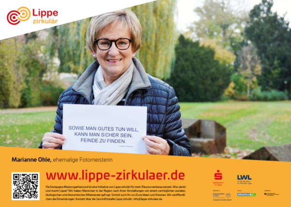 Plakat - Marianne Ohle, ehemalige Fotomeisterin, hält das Zitat: "Sowie man Gutes tun will, kann man sicher sein, Feinde zu finden." Voltaire | Philosoph